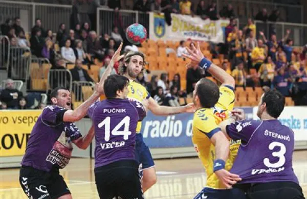 Poraz z Mariborom v soboto še peče Koprčane, ki bodo morali nocoj v velenjski Rdeči dvorani računati še na dodaten motiv Gorenja, ki  je jeseni ostalo praznih rok na Bonifiki