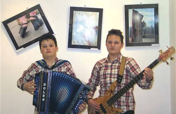 Mlada godca Blaž in Aljaž Godina sta popestrila odprtje fotografske razstave pustnih motivov