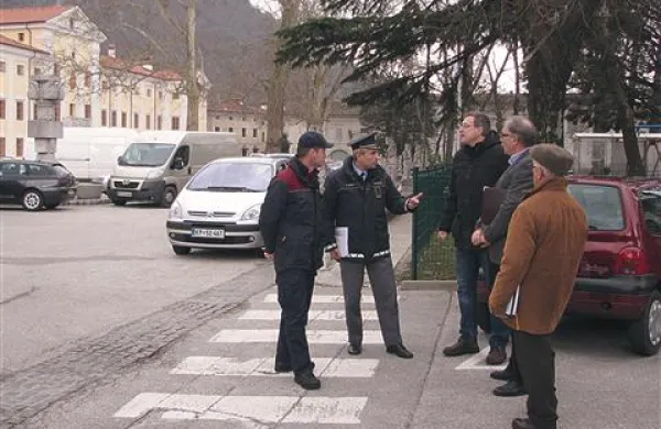 Rešitve nove prometne ureditve so v središču Vipave včeraj preverili prometni inšpektor, redarji, policija in vodstvo krajevne skupnosti 