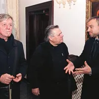 (od leve proti desni) Slavko Ivančič, kameleon Marijan Malikovič in odvetnik Janez Starman