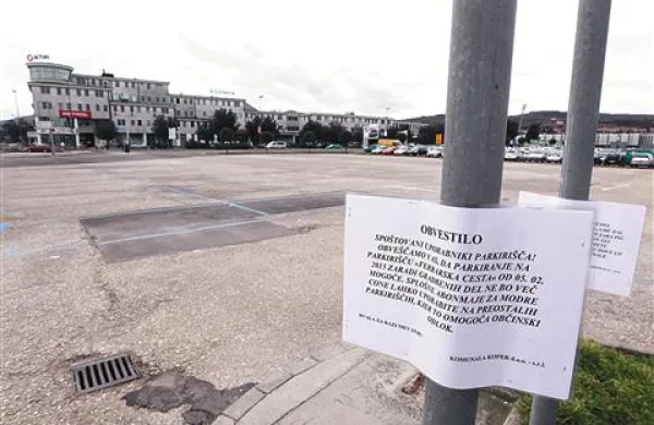 Asfaltirani del parkirišča nasproti poslovnega centra Ogrlica in sodišča so popolnoma zaprli za promet, saj bodo do poletja tam zgradili manjšo  trgovino Spar
