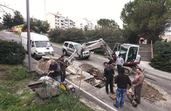 Takoj ko so določili lokacijo cevi, ki je puščala, so delavci začeli popravljati vročevod 