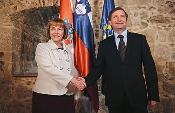 Zunanja ministra Slovenije in Hrvaške, Karl Erjavec in Vesna Pusić, sta danes na srečanju na Otočcu našla rešitev za vprašanje nekdanje Ljubljanske banke