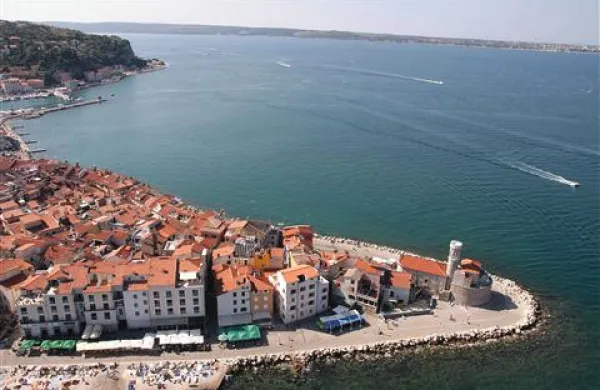 Slovenska zahteva po zagotovitvi ozemeljskega stika teritorialnega morja  z odprtim morjem je za hrvaške medije škandalozna  