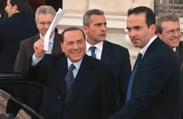 Silvio Berlusconi je dejal, da op problemu dvojezičnosti v Trstu ve premalo, in obljubil, da se bo za naslednji obisk  bolje pripravil