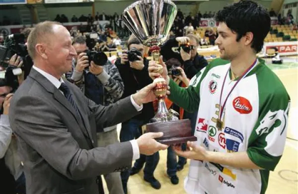 Nekdanji kapetan Olimpije Sašo Ožbolt je vajen dvigovanja pokalnih lovorik, letos pa  v portoroškem dresu ni v vlogi favorita. Fotografija je iz Laškega z leta 2009, Ožboltu je pokal predal nekdanji predsednik KZS Dušan Šešok. 