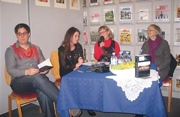 Na predstavitvi knjige Vile bile (z leve) Alenka Veber, Jana Samsa, Sabina Pugelj in Marija Stanonik