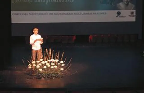  Na slovesnosti v dvorani gledališča so se spominjali filmskega življenja v obeh Goricah, zlati pa Silvana Furlana, ki mu  mestna občina posveča letošnje leto