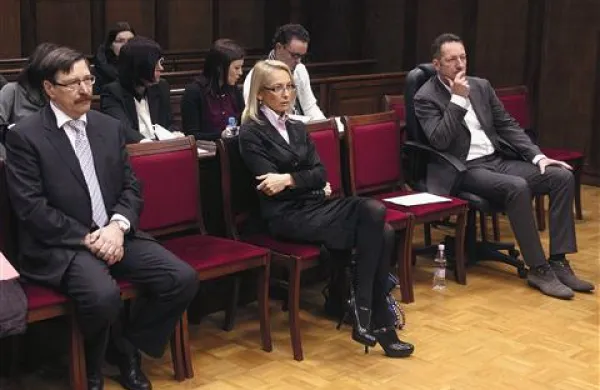 Cenilec Rajko Srednik (prvi z leve), direktorica koprske občinske uprave Sabina Mozetič in koprski župan Boris Popovič so v pisnih zagovorih zavrnili očitke tožilstva. Že uvodoma so pojasnili, da na vprašanja tožilke ne bodo odgovarjali. 