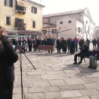 Na koprskem Prešernovem trgu bodo kot vsako leto doslej (utrinek je iz leta 2011) tudi ob letošnjem kulturnem prazniku opoldne brali poezijo