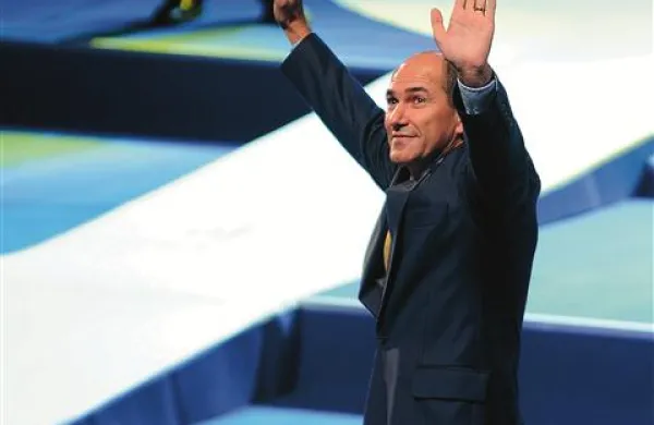 Premier Janez Janša namerava jutri nagovoriti udeležence  shoda Zbora za republiko. Če se mu ne bo uspelo pravočasno vrniti iz Bruslja, bo to storil prek videozaslona.