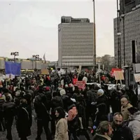 Pred parlamentom več kot 20.000 protestnikov