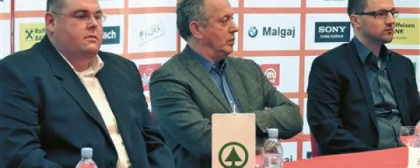 Zmago Sagadin (v sredini) na zaključnem turnirju pokala Spar vodi domžalski Helios