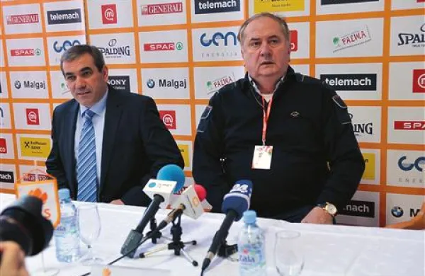 Včeraj je selektor Božidar Maljković (desno) v družbi predsednika KZS Romana Volčiča predstavil prvi širši seznam reprezentantov