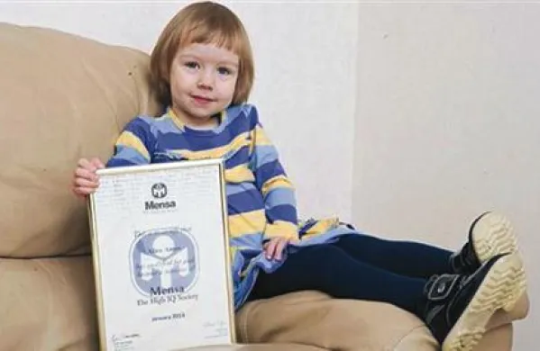 V Veliki Britaniji so v združenje nadpovprečno inteligentnih Mensa sprejeli triletnico Alice Amos z inteligenčnim kvocientom 162, ki tako spada med najinteligentnejše ljudi na svetu