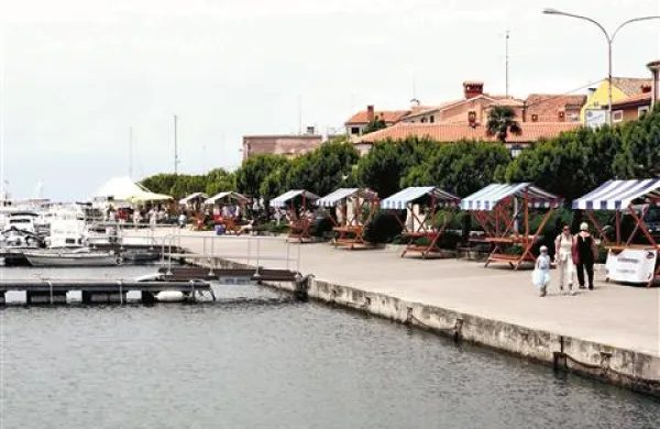 Izolska sprehajalna pot je bila julija 2009  prepredena s stojnicami