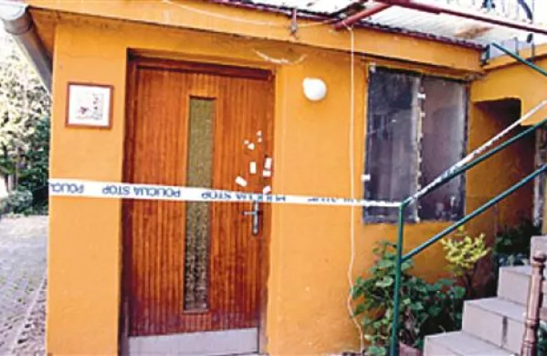 Za vrati pritličnega stanovanja je pred šestimi leti nasilne smrti umrla 81-letna lastnica hiše. Bo morilec kdaj odgovarjal?