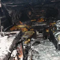 Uničena notranjost dvanajstmetrskega gliserja