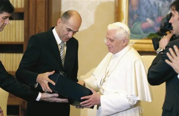 Papež Benedikt XVI. s slovenskim premierjem Janezom Janšo