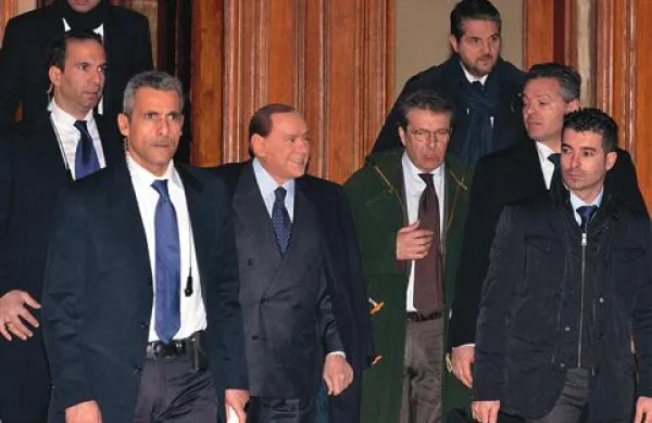 Silvio Berlusconi si podporo veča tudi  z obljubami o vračilu denarja, ki so ga davkoplačevalci plačali za davek na prvo stanovanjsko nepremičnino    