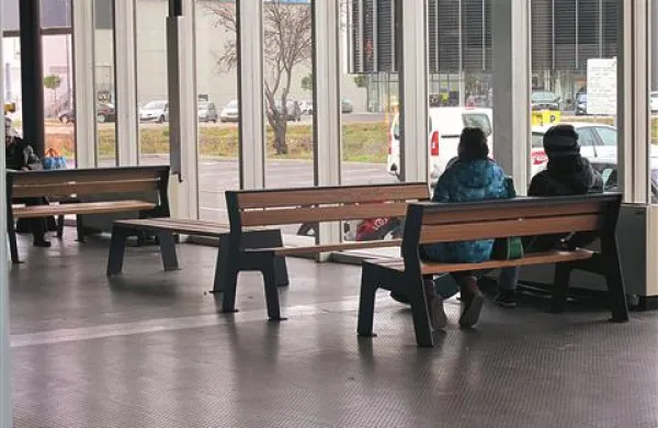 Čakalnice in kraji, kjer se zadržuje veliko ljudi, so skrite pasti za prenos okužb 
