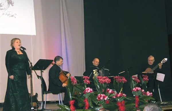 Člani Tria Lupinc in mezzosopranistka Janja Konestabo so z izborom instrumentalnih in večno zelenih slovenskih narodnih in ponarodelih pesmi oblikovali zelo kakovosten in doživet glasbeni večer