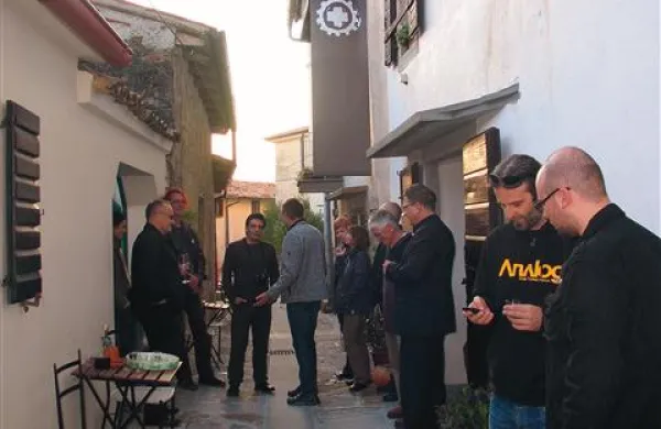 Agencija Jota je v Hiši kulture v Šmartnem pripravljala odmevne dogodke, sedaj občina išče novega najemnika, ki naj bi poskrbel, da bo ostala kulturno-turistično središče Brd 