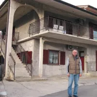 Giorgio Dellosto pred svojo hišo, za katero ne ve, kako dolgo bo stala, niti koliko mu bo Dars zanjo ponudil