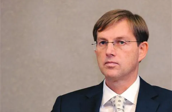 Pravnik Miro Cerar ima, če se bo odločil, da postane mandatar za sestavo vlade, podporo vseh poslancev PS, je po sestanku poslanske skupine PS povedala Alenka Bratušek, ki začasno vodi stranko. Cerarja bi podprla tudi DL in Desus