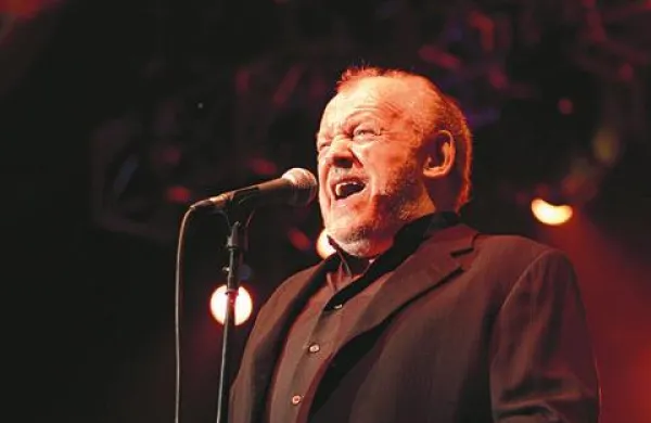 Priljubljeni angleški rock in blues pevec Joe Cocker bo v okviru letošnje turneje Fire It Up nastopil v rimskem amfiteatru v Pulju 21. avgusta