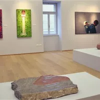 S postavitve Arte colta - v ospredju Pokrajina, skulptura Janeza Lenassija, v ozadju slike Živka Marušiča