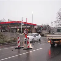 Bencinski servis  pod Dobrovim je  tako obiskan, da so tam dodatno prilagodili prometni  režim ...