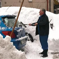 Kar nekaj lastnikov jeklenih konjičkov je moralo avtomobile iskati pod kupi snega 
