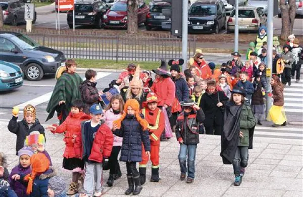 Maske so si nadeli celo nekateri učitelji OŠ Koper, ki so se  skupaj z mlajšimi našemljenimi otroki odpravili na sprehod po mestu