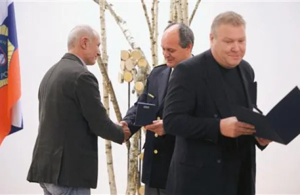 Generalni direktor policije Stanislav Veniger je Ajdovcema Evgenu Vidmarju  in Radoslavu Breclju izročil medalji za požrtvovalnost