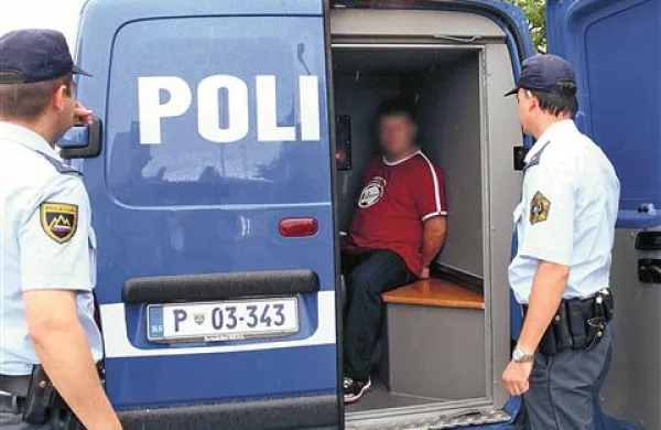 Velenjčana so policisti maja 2011 pripeljali na zaslišanje k preiskovalni sodnici, ki ga je poslala v pripor