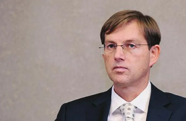 Po mnenju nekaterih strank je odločitev pravnika Mira Cerarja, da za zdaj ne bo kandidiral za mandatarja, pričakovana glede na to, da za projektno vlado zdaj ni široke podpore