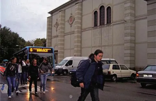 Zaposleni v   podjetju Trieste Trasporti imajo navodilo, da morajo  vsakega potnika, za katerega “domnevajo, da je slovenskega maternega jezika, za vozovnico povprašati v slovenščini, in sicer: Prosim, listek!”
