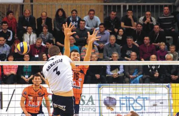 Salonitov Danijel Koncilija (v belem) je ACH- ju dal 8 točk