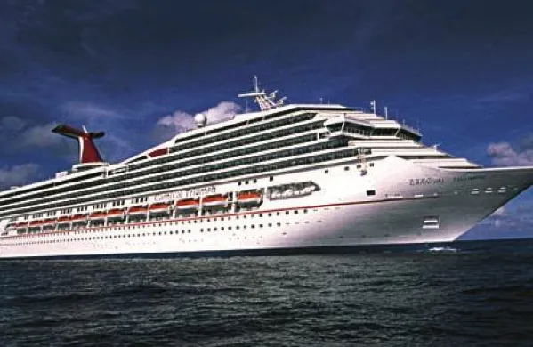 Križarka Carnival Triumph, ki jo vlečejo trije vlačilci, se danes že približuje pristanišču Mobile v ameriški zvezni državi Alabama