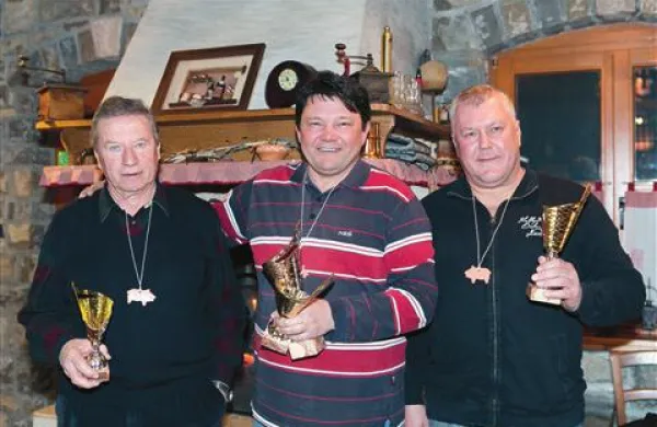 Za svoje klobase so bili v Pučah nagrajeni (z leve) Ivan Bolčič (tretje mesto), Marko Vitez (šampion) in Nevijo Dolenc (drugo mesto)