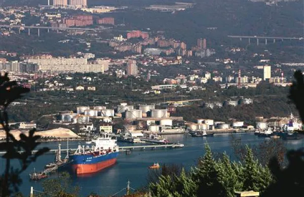 Izolski občinski svet je na popoldanski seji soglasno potrdil čezmejno pobudo županov istrskih občin iz Slovenije, Italije in Hrvaške, s katero odločno nasprotujejo predvideni gradnji plinskih terminalov v Tržaškem zalivu