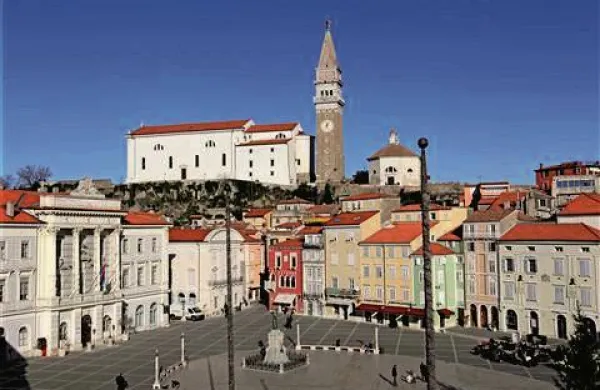 Policisti so deklico našli nekaj minut po 12. uri na piranskem Tartinijevem trgu
