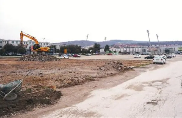 Tam, kjer je bilo asfaltirano parkirišče, bo stal trgovski center Spar, donedavno brezplačno parkirišče na gramozu pa bo plačljivo 