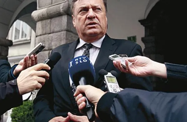 Zaradi sklepanja poslov s pravnimi osebami, katerih zastopnika sta sin Jure Janković ter vodja poslanske skupine PS in mestni svetnik Jani Möderndorfer, mora župan Ljubljane Zoran Janković plačati globo tri tisoč evrov