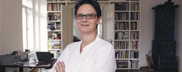 Beti Žerovc je umetnostna zgodovinarka in teoretičarka. Leta 2007 je doktorirala na Oddelku za umetnostno zgodovino Filozofske fakultete Univerze v Ljubljani, kjer poučuje slovensko umetnost od leta 1800 do danes. Njeni raziskovalni področji sta vizualna umetnost in umetnostni sistem v zadnjem stoletju in pol, še zlasti njuna vloga v družbi. Je avtorica številnih člankov in knjig Rihard Jakopič - umetnik in strateg (*cf., 2002), Kurator in sodobna umetnost. Pogovori (Maska, 2008) in Umetnost kuratorjev. Vloga kuratorjev v sodobni umetnosti (Znanstvena založba Filozofske fakultete, 2010).