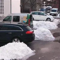 V Sežani so ostala deloma neočiščena le še nekatera zasebna parkirišča (na fotografiji za davčno upravo), ki pa jih uporabljajo tudi ostali obiskovalci mesta 