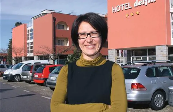 Nina Golob: “Mogoče se bo poznala ženska roka, morda bo kje kakšna rožica več. Nesmiselno  je namreč  delati spremembe tam, kamor se gostje vračajo.” 