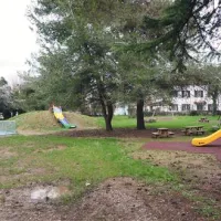 Novo podobo že kaže otroško igrišče ob Školjki  
