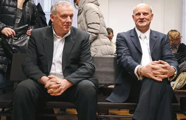 Na zatožno klop ljubljanskega okrožnega sodišča sta včeraj sedla Marjan Salobir (levo) in Milko Škoberne